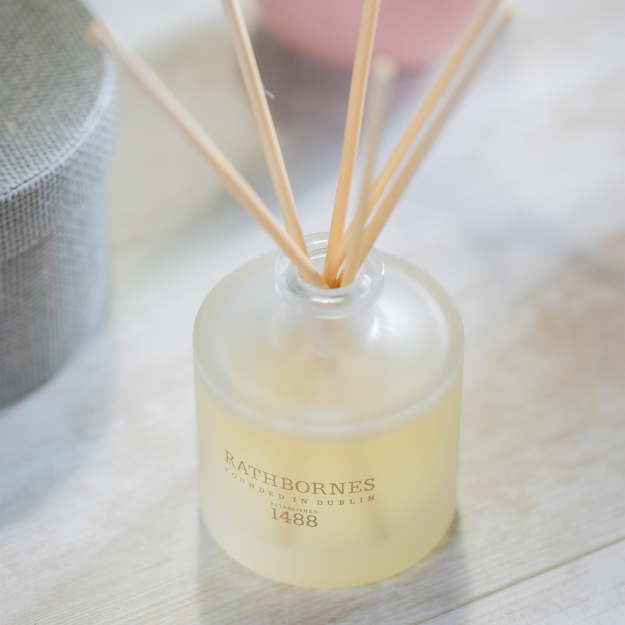 ホワイトペッパー、ハニーサックル＆ベチバー／リードディフューザー